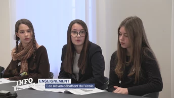 Les élèves débattent de l'école