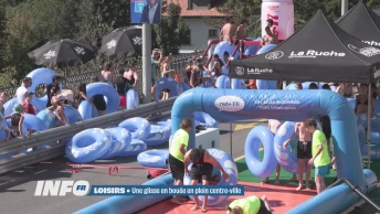 Un toboggan aquatique en plein centre-ville