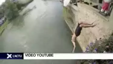 Le pont de Berne à Fribourg sert de plongeoir
