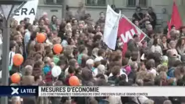 Fribourg: 1&#039;000 manifestants contre les coupes salariales