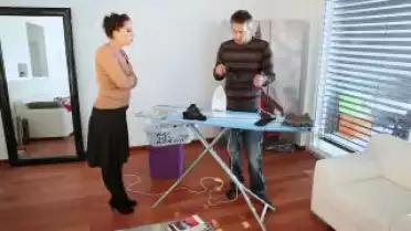 Sécher le linge sur un cintre pour éviter le repassage