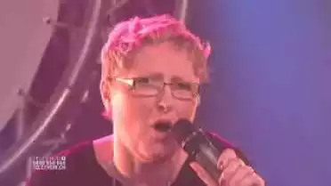 Fabienne Rizza chante &quot;Résiste&quot;