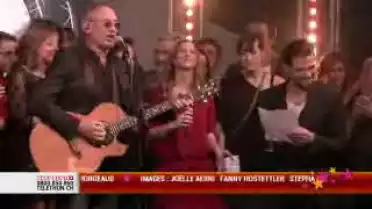 Pour clore la soirée, Michael Jones invite le public à chanter
