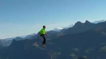 Sur une corde... loin du sol.