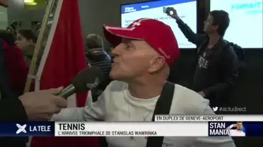 Les fans attendent Wawrinka à l&#039;aéroport de Genève