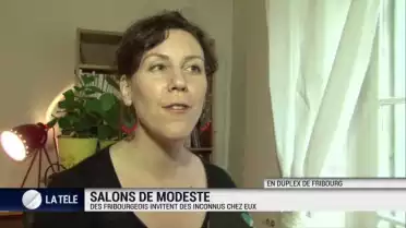 Des Fribourgeois accueillent des inconnus dans leur salon