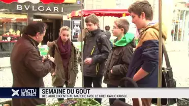 Des adolescents au marché avec le chef Carlo Crisci