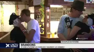 A Payerne, les chineuses taquinent les hommes !