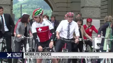 Les parlementaires à vélo pour promouvoir la mobilité douce