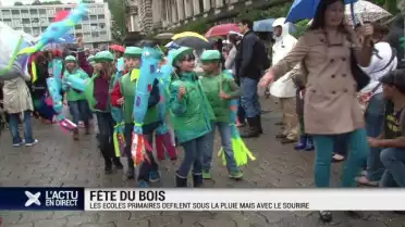 Les enfants défilent sous la pluie mais avec le sourire