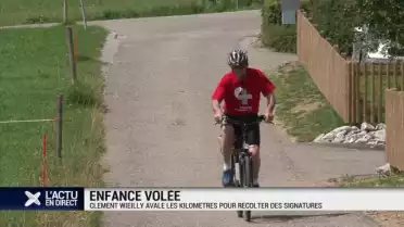 Initiative populaire: A vélo pour récolter des signatures.