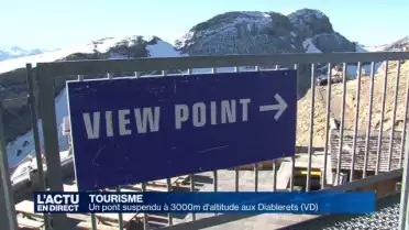 Un pont suspendu entre deux sommets à Glacier 3000