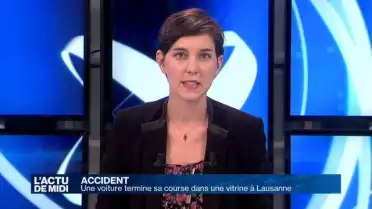 Une voiture termine sa course dans un salon de coiffure