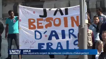 Des requérants manifestent contre la vie en abri PC