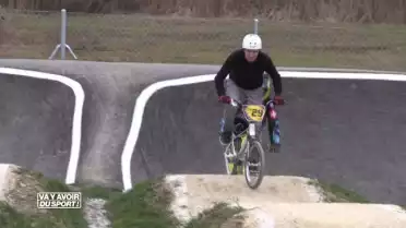 Roland teste la piste de Pump Track de Châtel-St-Denis