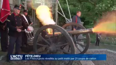 La Batterie 13 a réveillé les Fribourgeois pour la Fête Dieu