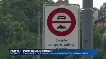Des véhicules continuent de traverser le pont de Zaehringen