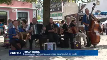 La musique folklorique au coeur du marché de Bulle