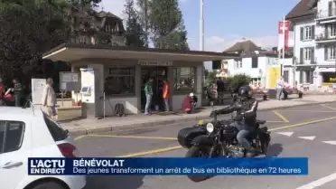 Des jeunes transforment un arrêt de bus en bibliothèque