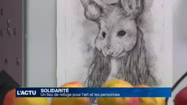 Un salon qui allie accueil de jour et art contemporain