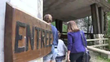 Henri Pavillard a 94 ans, est guide aux grottes de Vallorbe