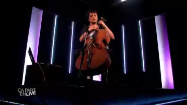 Sara Oswald part en live !