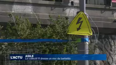 Le collectif R dresse un mur de barbelés