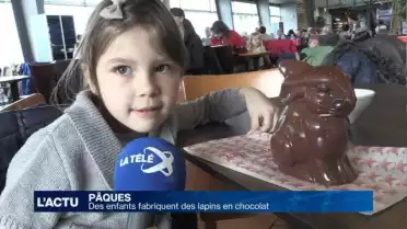 Les enfants fabriquent des lapins en chocolat
