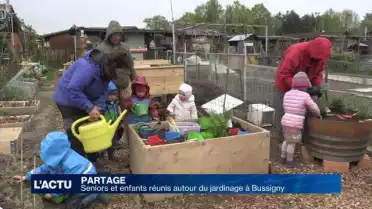 Seniors et enfants réunis autour du jardinage