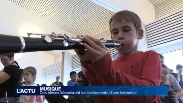 Des élèves découvrent les instruments d'une harmonie