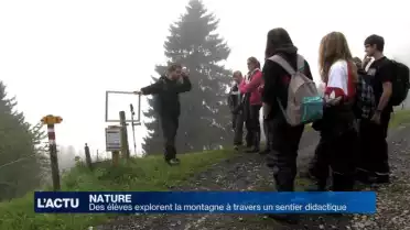 Des élèves explorent la montagne à travers un parcours