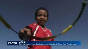 Un bus amène des jouets aux enfants de réfugiés