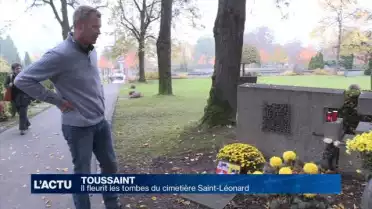 Toussaint: il couvre les tombes de ses fleurs