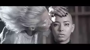 La voix magnétique de Mark Kelly mixée à l&#039;electro de Xewin