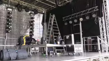 Suivez l&#039;installation de la grande scène d&#039;Estivale