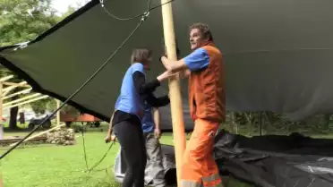 Virginie teste le montage d&#039;une tente