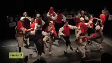 Quand les folklores suisses et albanais se découvrent