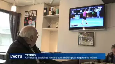 Des fans fribourgeois ont suivi le match Federer-Wawrinka