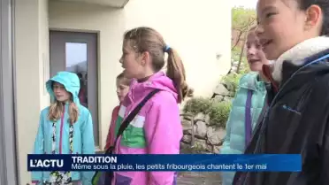 Sous la pluie, les petits fribourgeois chantent le 1er mai
