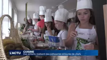 Des enfants réalisent des pâtisseries entourés de chefs