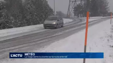 La neige sème la zizanie sur la route et le rail