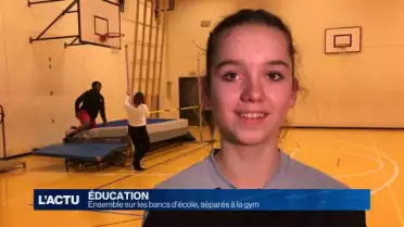 Ensemble sur les bancs d&#039;école, séparés à la gym