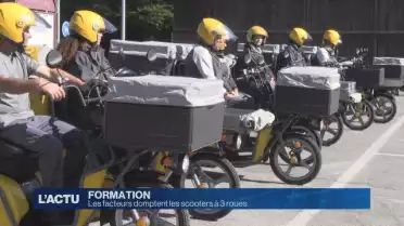 Les facteurs domptent les scooters à 3 roues