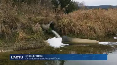 Une mousse blanche s&#039;échappe de la STEP du sentier
