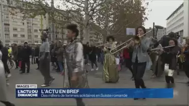 Des milliers de femmes défilent