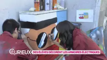 Des élèves décorent des armoires électriques