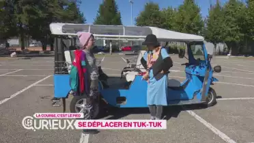 Jessica se la coule douce sur un tuk-tuk