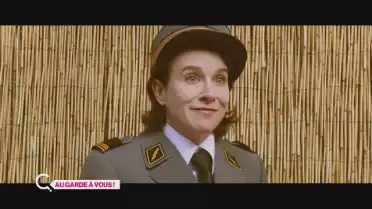 Anja fait le gendarme sur les plages de St-Tropez