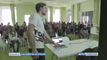 Les élèves à l&#039;écoute de Nathan Marchon