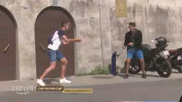 Cap ou pas cap ? - Saluer les passants 4/4